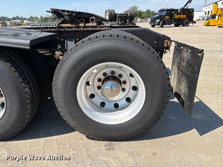 image for item DZ4698 2015 Peterbilt 567 semi truck