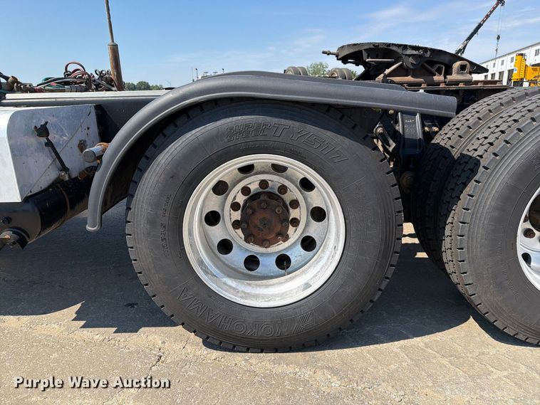 image for item DZ4698 2015 Peterbilt 567 semi truck