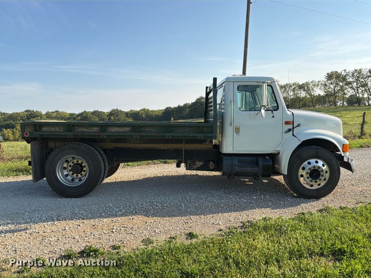 image for item DZ4750 2000 International 4700 Low Profile flatbed truck