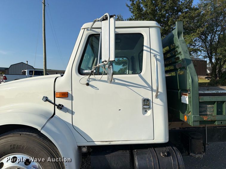 image for item DZ4750 2000 International 4700 Low Profile flatbed truck