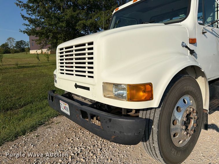 image for item DZ4750 2000 International 4700 Low Profile flatbed truck