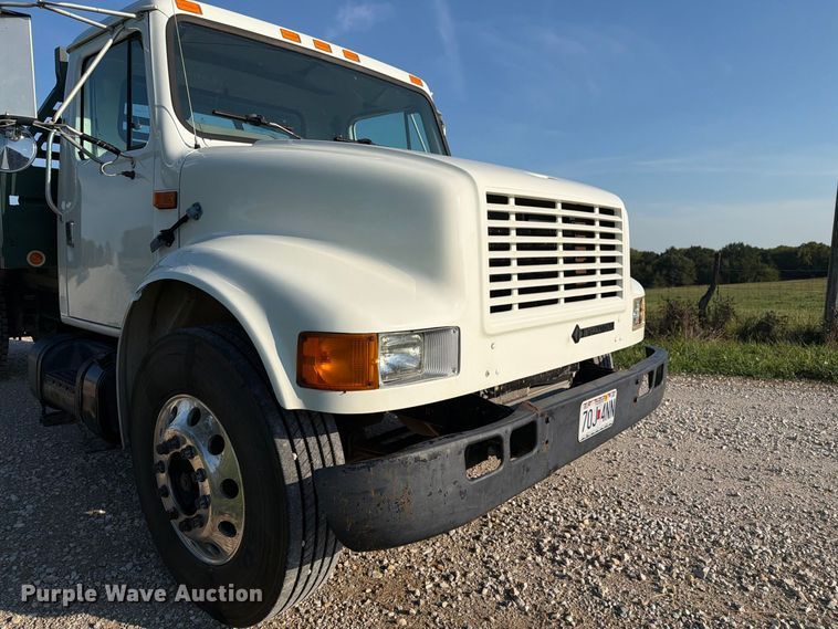 image for item DZ4750 2000 International 4700 Low Profile flatbed truck