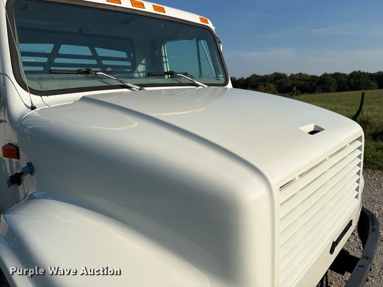 image for item DZ4750 2000 International 4700 Low Profile flatbed truck