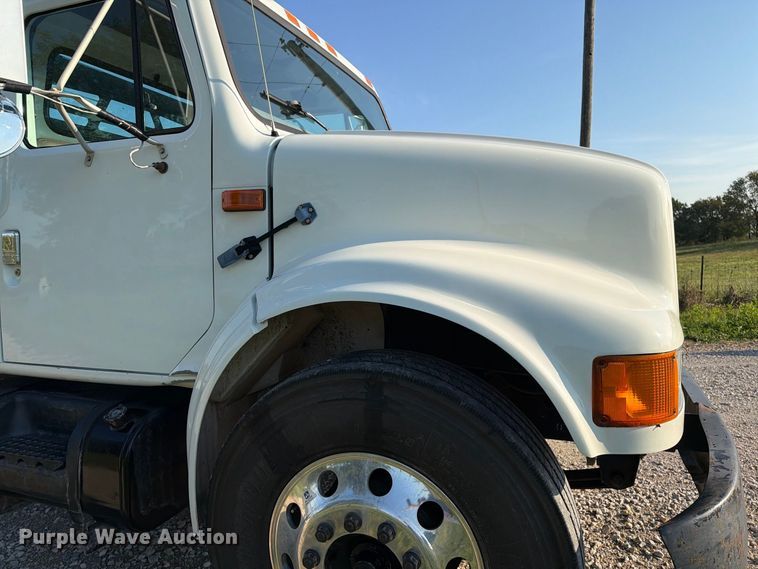 image for item DZ4750 2000 International 4700 Low Profile flatbed truck