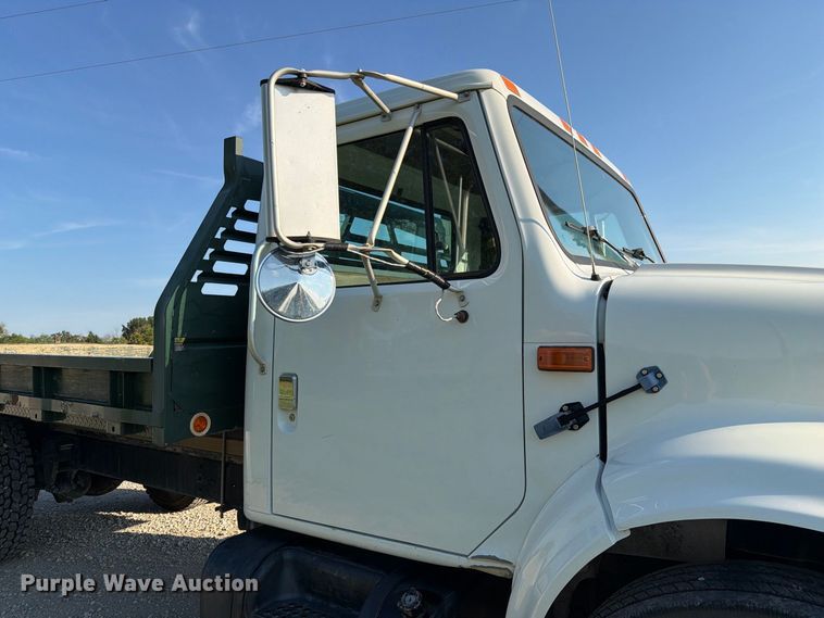 image for item DZ4750 2000 International 4700 Low Profile flatbed truck