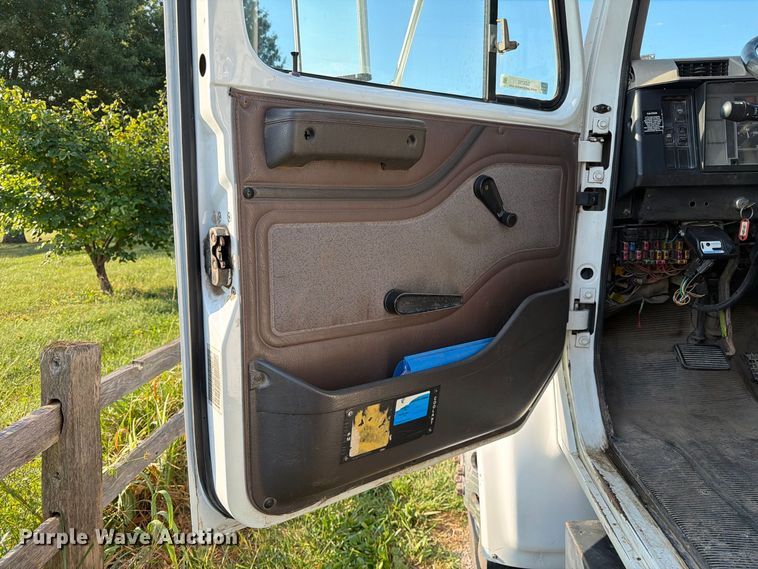 image for item DZ4750 2000 International 4700 Low Profile flatbed truck