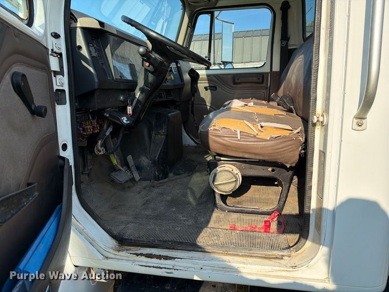 image for item DZ4750 2000 International 4700 Low Profile flatbed truck