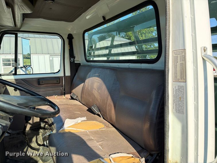 image for item DZ4750 2000 International 4700 Low Profile flatbed truck