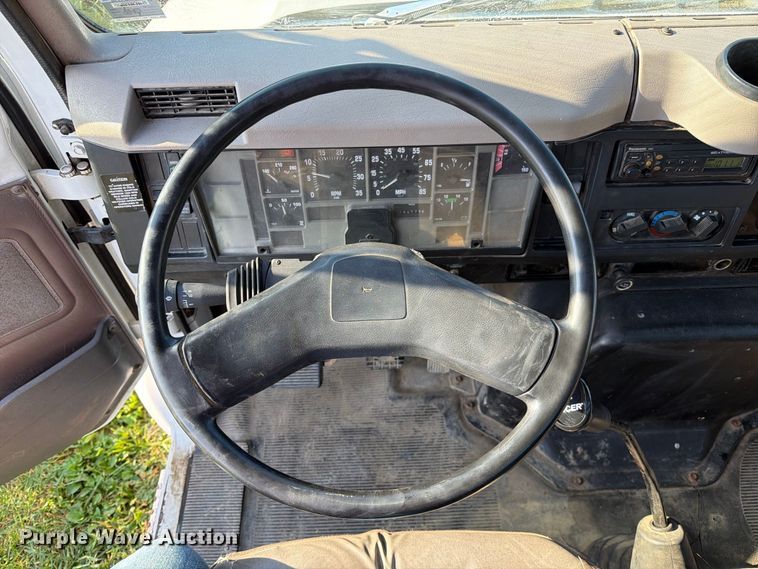 image for item DZ4750 2000 International 4700 Low Profile flatbed truck