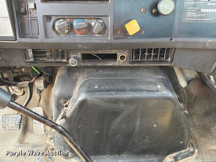 image for item DZ4750 2000 International 4700 Low Profile flatbed truck