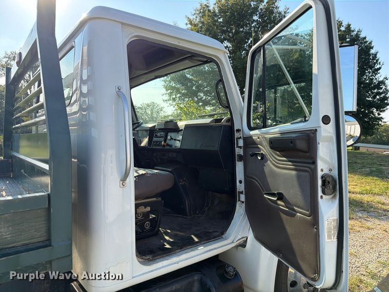 image for item DZ4750 2000 International 4700 Low Profile flatbed truck