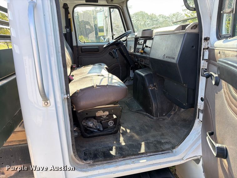 image for item DZ4750 2000 International 4700 Low Profile flatbed truck