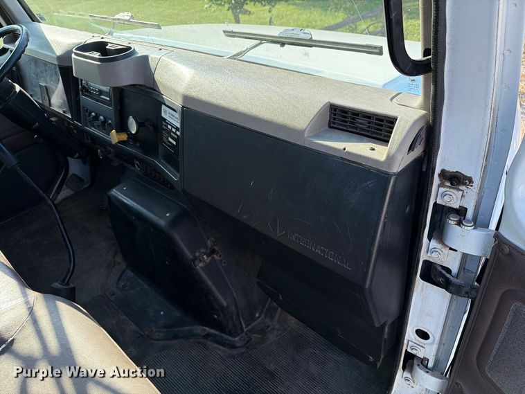 image for item DZ4750 2000 International 4700 Low Profile flatbed truck