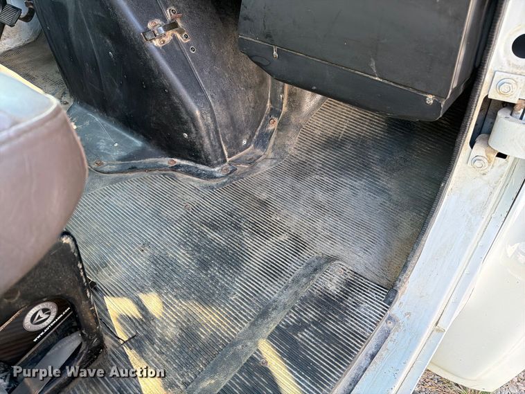 image for item DZ4750 2000 International 4700 Low Profile flatbed truck
