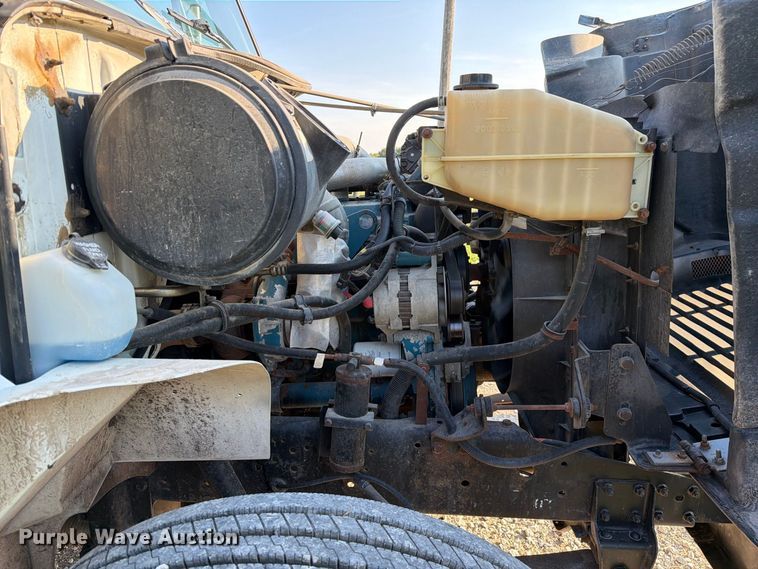 image for item DZ4750 2000 International 4700 Low Profile flatbed truck