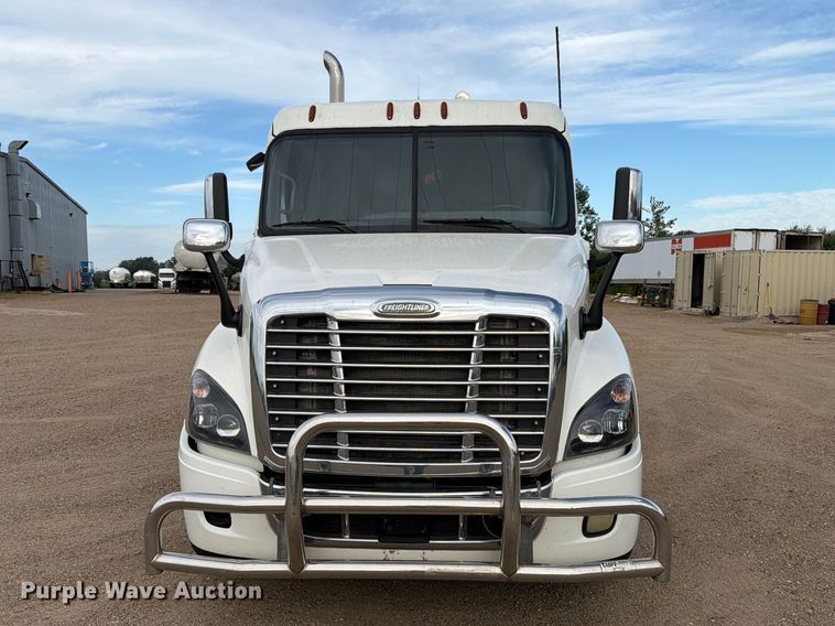 image for item EA0445 2015 Freightliner Cascadia semi truck