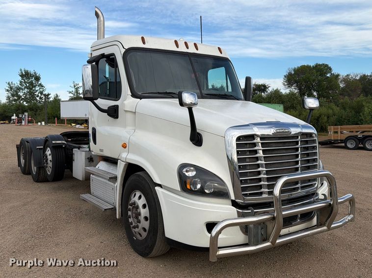 image for item EA0445 2015 Freightliner Cascadia semi truck