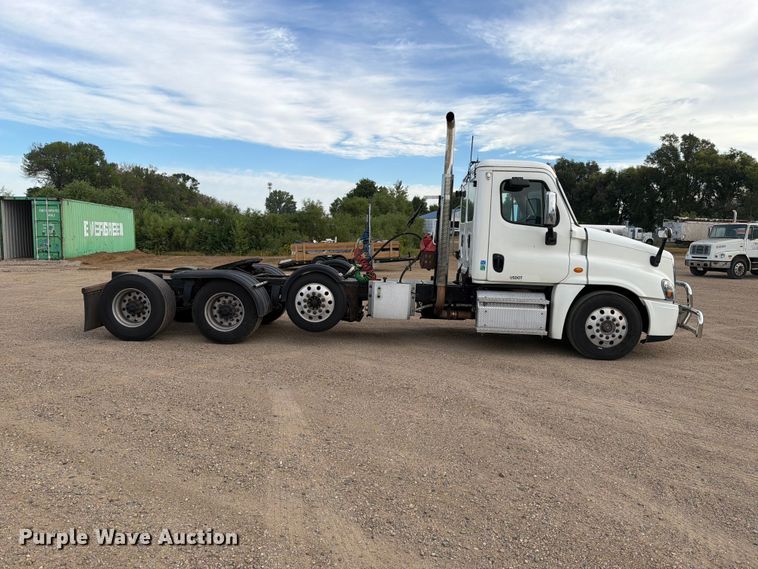 image for item EA0445 2015 Freightliner Cascadia semi truck