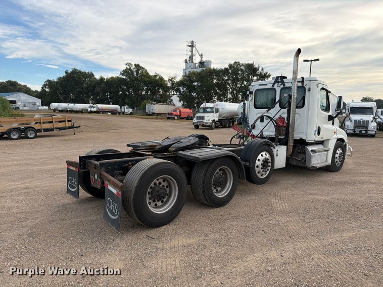 image for item EA0445 2015 Freightliner Cascadia semi truck