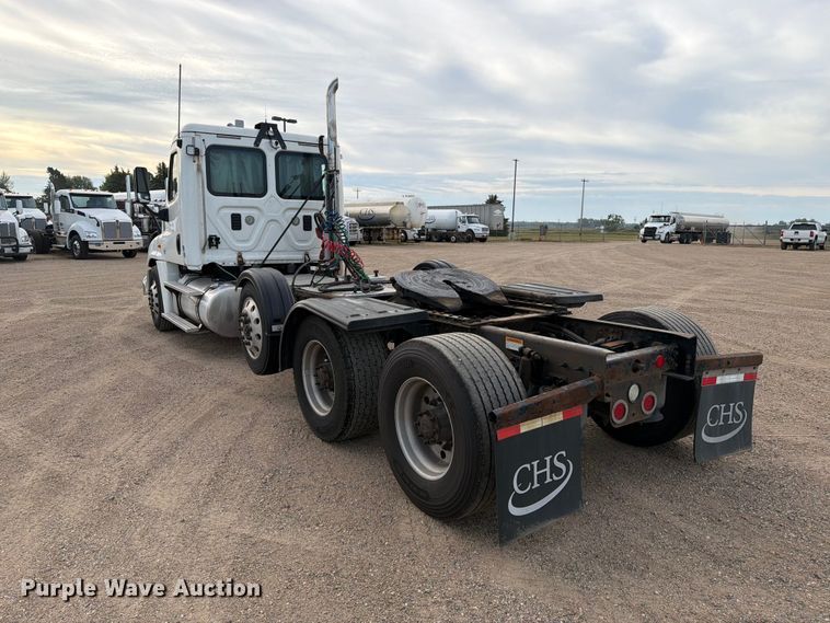 image for item EA0445 2015 Freightliner Cascadia semi truck