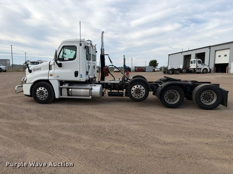 image for item EA0445 2015 Freightliner Cascadia semi truck