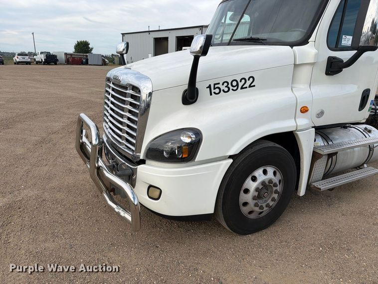 image for item EA0445 2015 Freightliner Cascadia semi truck