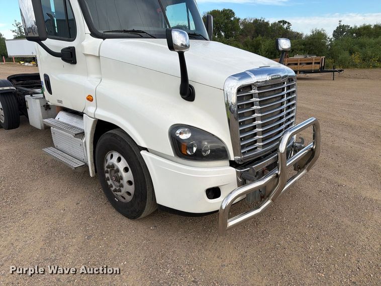 image for item EA0445 2015 Freightliner Cascadia semi truck