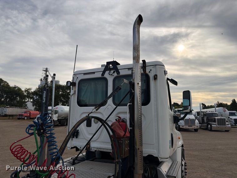 image for item EA0445 2015 Freightliner Cascadia semi truck