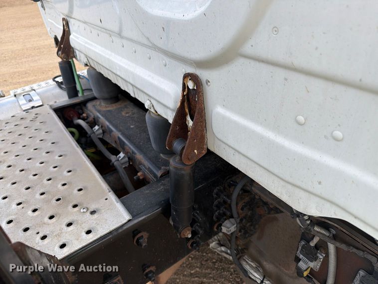 image for item EA0445 2015 Freightliner Cascadia semi truck