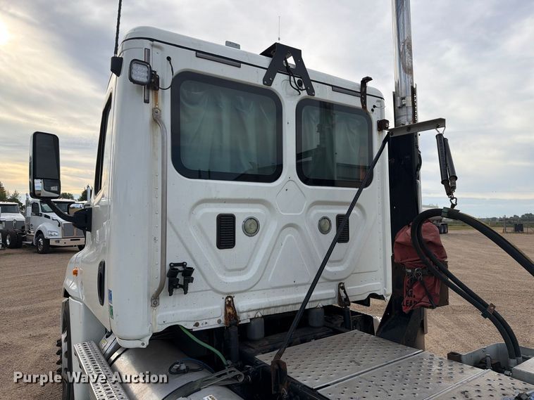 image for item EA0445 2015 Freightliner Cascadia semi truck