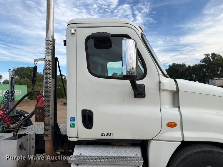 image for item EA0445 2015 Freightliner Cascadia semi truck