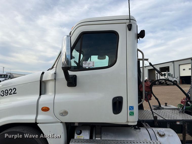 image for item EA0445 2015 Freightliner Cascadia semi truck