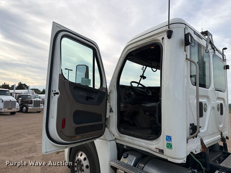 image for item EA0445 2015 Freightliner Cascadia semi truck