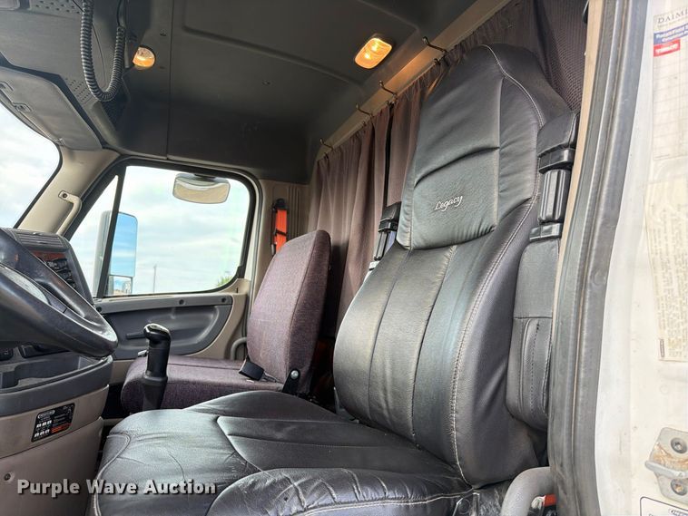 image for item EA0445 2015 Freightliner Cascadia semi truck