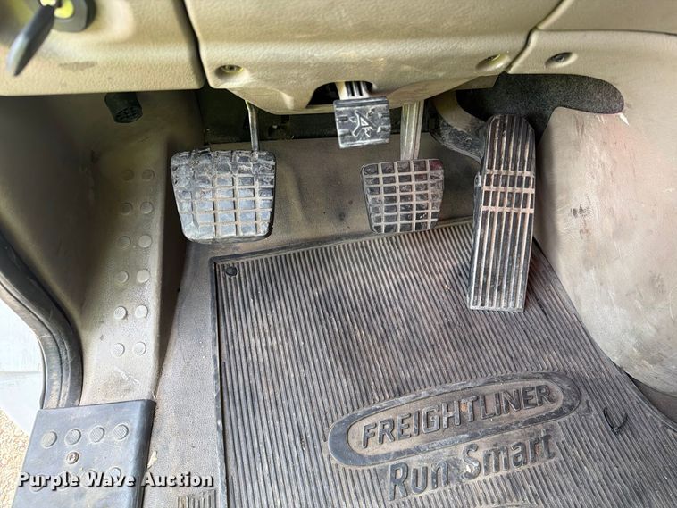 image for item EA0445 2015 Freightliner Cascadia semi truck