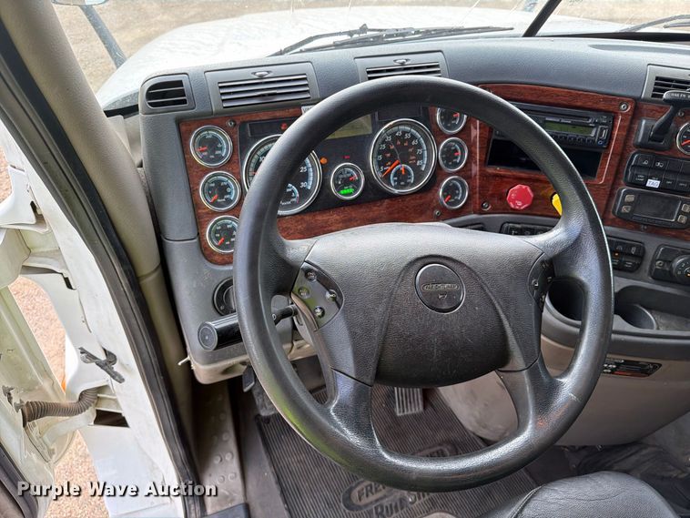 image for item EA0445 2015 Freightliner Cascadia semi truck
