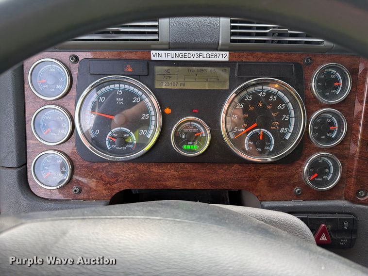 image for item EA0445 2015 Freightliner Cascadia semi truck