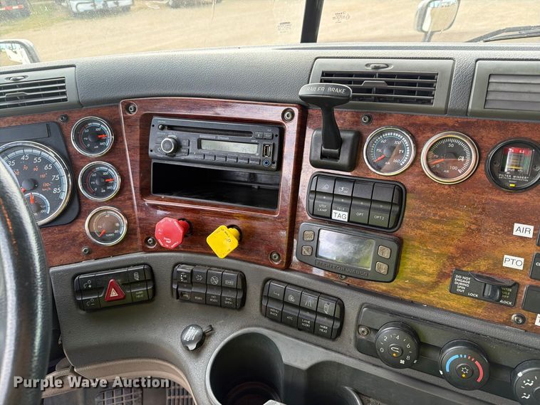 image for item EA0445 2015 Freightliner Cascadia semi truck