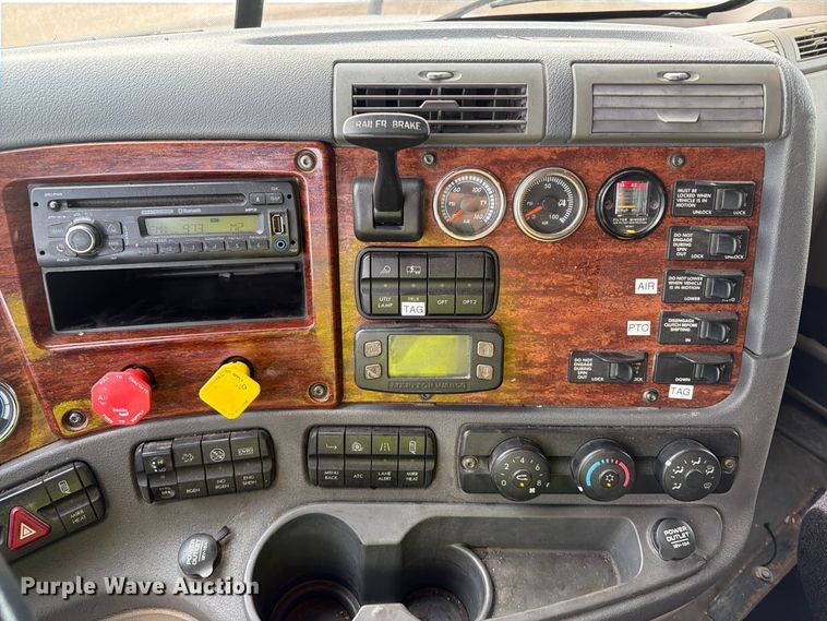 image for item EA0445 2015 Freightliner Cascadia semi truck