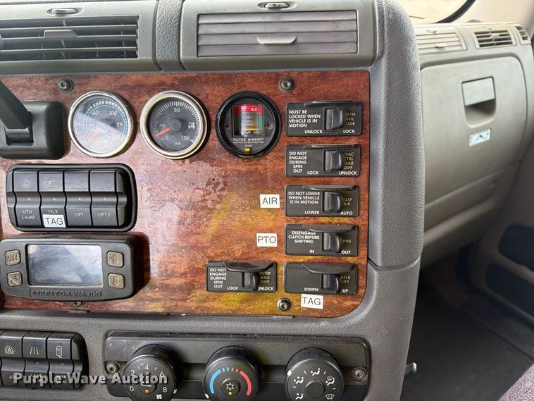 image for item EA0445 2015 Freightliner Cascadia semi truck