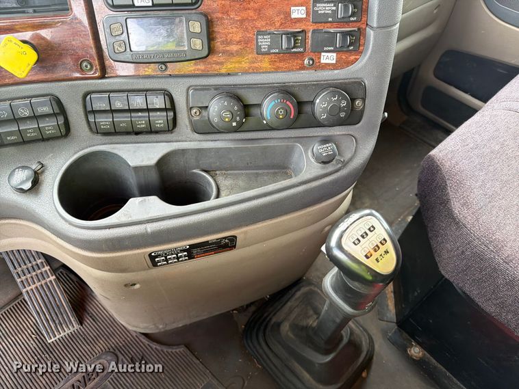 image for item EA0445 2015 Freightliner Cascadia semi truck