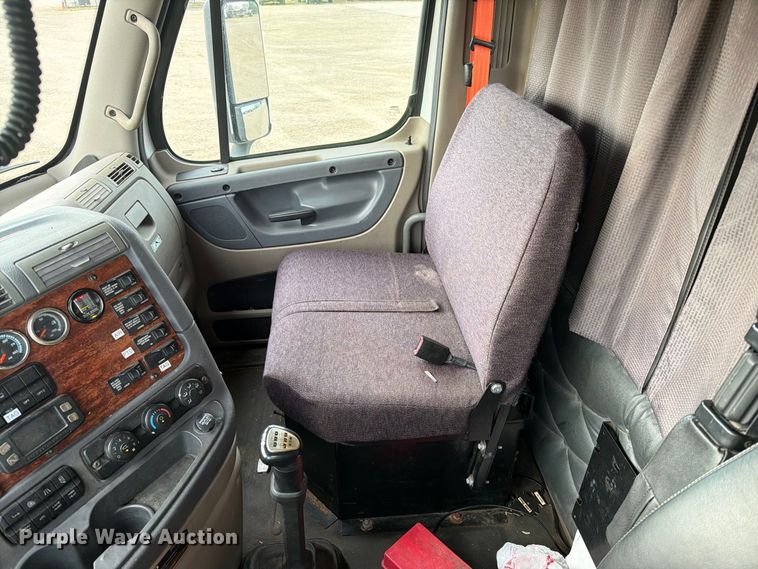 image for item EA0445 2015 Freightliner Cascadia semi truck