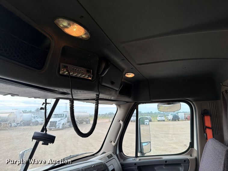 image for item EA0445 2015 Freightliner Cascadia semi truck