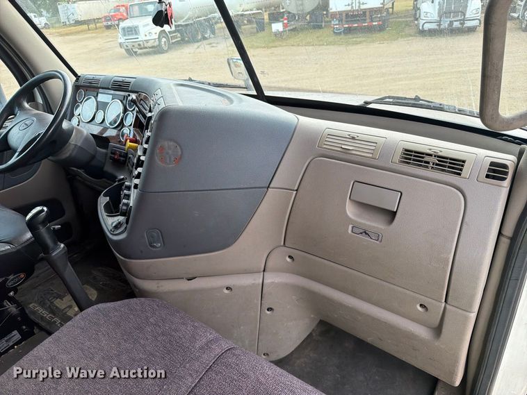 image for item EA0445 2015 Freightliner Cascadia semi truck