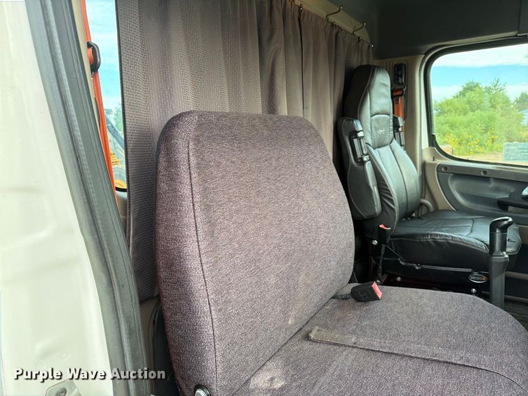 image for item EA0445 2015 Freightliner Cascadia semi truck