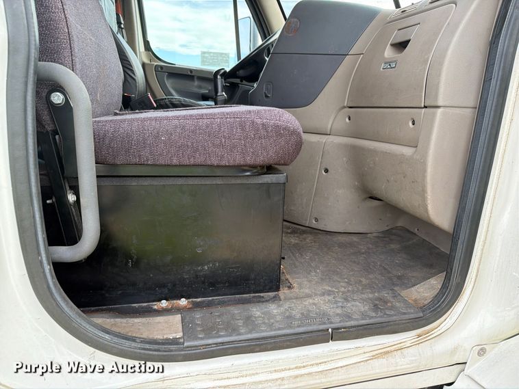 image for item EA0445 2015 Freightliner Cascadia semi truck