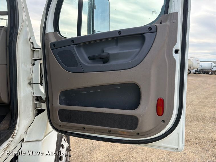 image for item EA0445 2015 Freightliner Cascadia semi truck