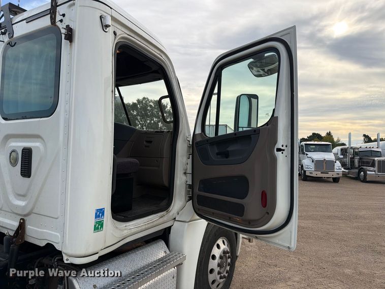 image for item EA0445 2015 Freightliner Cascadia semi truck