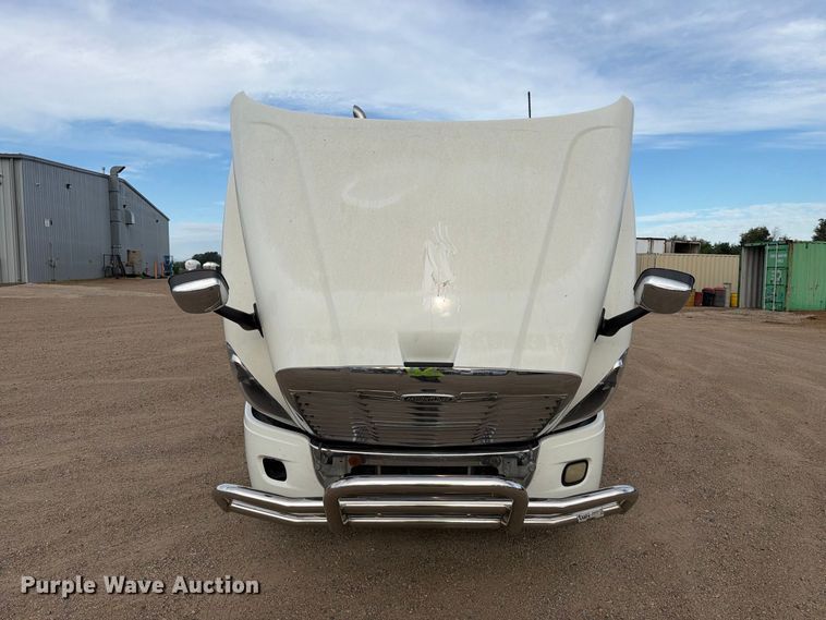 image for item EA0445 2015 Freightliner Cascadia semi truck