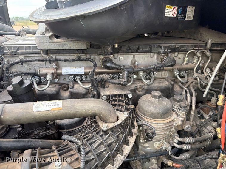 image for item EA0445 2015 Freightliner Cascadia semi truck